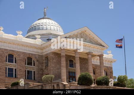 Nogales, Arizona, USA - 29 maggio 2022: La luce del sole del pomeriggio splende sullo storico tribunale del centro di Nogales, risalente al 1904. Foto Stock