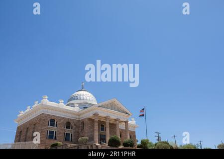 Nogales, Arizona, USA - 29 maggio 2022: La luce del sole del pomeriggio splende sullo storico tribunale del centro di Nogales, risalente al 1904. Foto Stock