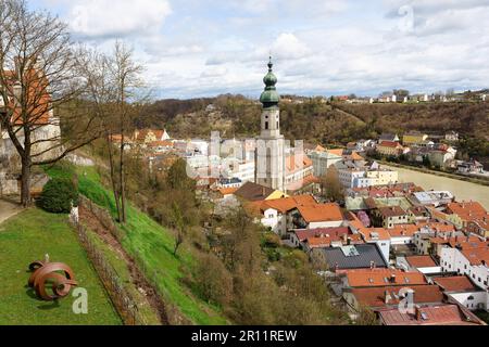 Burghausen, nel distretto di Altötting, nell'alta Baviera, in Germania. Paesaggio urbano con il fiume Salzach, vicino al confine austriaco. Vista dal castello di Burghausen. Foto Stock