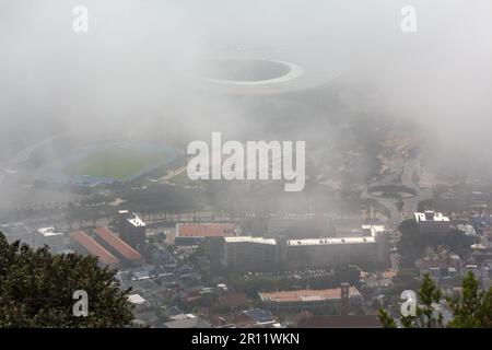 Città del Capo, Capo Occidentale, Sud Africa - Maggio 8th 2023: L'avvezione nebbia in una mattinata invernale a Città del Capo. Foto Stock