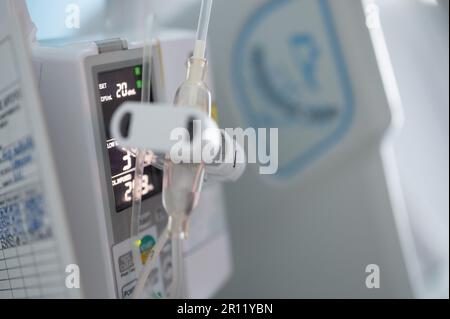 Dispositivo di fleboclisi per uso medico con vista ravvicinata del tubo Foto Stock