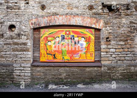 Street art. Pittura colorata su vecchio edificio industriale derelitto nel quartiere Rotermanni di Tallinn, Estonia. Foto Stock