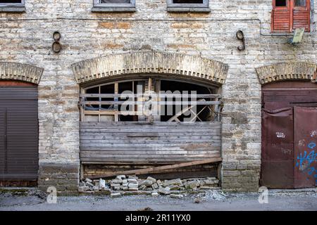 Vecchio edificio industriale abbandonato e fatiscente, costruito nel 1889, nel quartiere Rotermanni di Tallinn Estonia Foto Stock