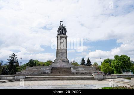 Sofia, Bulgaria. Maggio 2023. Vista panoramica del Monumento all'Esercito sovietico in un parco del centro della città Foto Stock