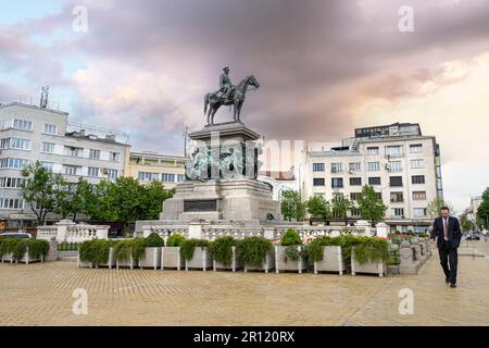 Sofia, Bulgaria. Maggio 2023. La statua equestre di Zar Osvoboditel nel centro della città Foto Stock