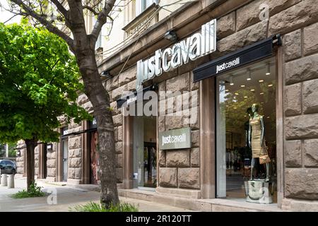 Sofia, Bulgaria. Maggio 2023. Vista esterna del negozio di lusso Just Cavally nel centro della città Foto Stock