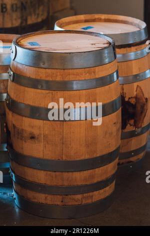 15 galloni di barili di whisky di Bourbon di quercia americana in una distilleria. Foto Stock