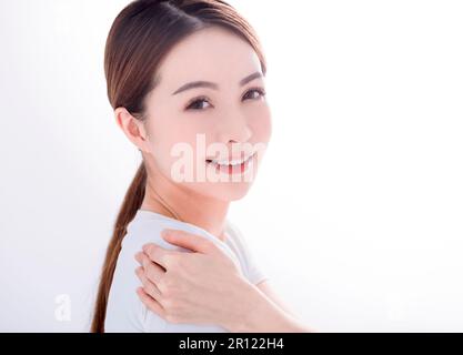 Bella giovane donna con pelle pulita e fresca su sfondo bianco Foto Stock