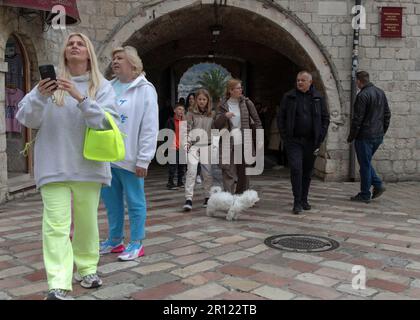 Cattaro Montenegro, 9 aprile 2023: I turisti che entrano nella città vecchia attraverso la porta marina ad arco Foto Stock