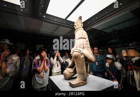 (230511) -- XI'AN, 11 maggio 2023 (Xinhua) -- la gente visita il Museo del Mausoleo dell'Imperatore Qinshihuang a Xi'an, provincia Shaanxi della Cina nord-occidentale, 26 aprile 2023. XI'an, una città con oltre 3.100 anni di storia, è stata la capitale di 13 dinastie della storia cinese. E' anche la casa dei guerrieri di terracotta di fama mondiale. Scoperto nel 1974 e dichiarato patrimonio mondiale dall'UNESCO nel 1987, l'esercito dei Guerrieri di terracotta fu costruito dall'Imperatore Qinshihuang della Dinastia Qin (221 a.C.-207 a.C.), che unificò la Cina per la prima volta. Il Museo del Mausoleo dell'Imperatore Qinshihuang, ho Foto Stock