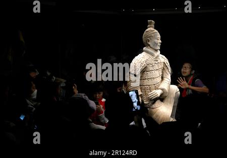 (230511) -- XI'AN, 11 maggio 2023 (Xinhua) -- la gente visita il Museo del Mausoleo dell'Imperatore Qinshihuang a Xi'an, provincia Shaanxi della Cina nord-occidentale, 26 aprile 2023. XI'an, una città con oltre 3.100 anni di storia, è stata la capitale di 13 dinastie della storia cinese. E' anche la casa dei guerrieri di terracotta di fama mondiale. Scoperto nel 1974 e dichiarato patrimonio mondiale dall'UNESCO nel 1987, l'esercito dei Guerrieri di terracotta fu costruito dall'Imperatore Qinshihuang della Dinastia Qin (221 a.C.-207 a.C.), che unificò la Cina per la prima volta. Il Museo del Mausoleo dell'Imperatore Qinshihuang, ho Foto Stock