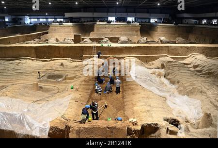 (230511) -- XI'AN, 11 maggio 2023 (Xinhua) -- i membri dello staff lavorano al pozzo n.2 del Museo del Mausoleo dell'Imperatore Qinshihuang a Xi'an, provincia Shaanxi della Cina nord-occidentale, 26 aprile 2023. XI'an, una città con oltre 3.100 anni di storia, è stata la capitale di 13 dinastie della storia cinese. E' anche la casa dei guerrieri di terracotta di fama mondiale. Scoperto nel 1974 e dichiarato patrimonio mondiale dall'UNESCO nel 1987, l'esercito dei Guerrieri di terracotta fu costruito dall'Imperatore Qinshihuang della Dinastia Qin (221 a.C.-207 a.C.), che unificò la Cina per la prima volta. L'imperatore Qinshihuang Foto Stock