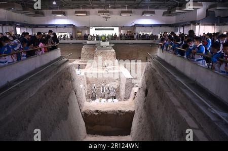 (230511) -- XI'AN, 11 maggio 2023 (Xinhua) -- la gente visita la buca n.3 del Museo del Mausoleo dell'Imperatore Qinshihuang a Xi'an, provincia Shaanxi della Cina nord-occidentale, 26 aprile 2023. XI'an, una città con oltre 3.100 anni di storia, è stata la capitale di 13 dinastie della storia cinese. E' anche la casa dei guerrieri di terracotta di fama mondiale. Scoperto nel 1974 e dichiarato patrimonio mondiale dall'UNESCO nel 1987, l'esercito dei Guerrieri di terracotta fu costruito dall'Imperatore Qinshihuang della Dinastia Qin (221 a.C.-207 a.C.), che unificò la Cina per la prima volta. Il Mausoleo dell'Imperatore Qinshihuang si siede Foto Stock