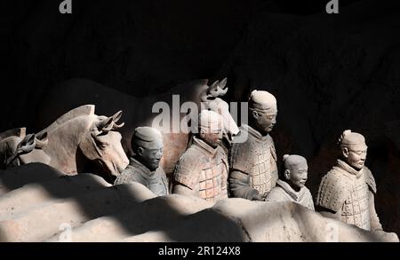 (230511) -- XI'AN, 11 maggio 2023 (Xinhua) -- questa foto scattata il 26 aprile 2023 mostra i guerrieri di terracotta alla fossa n.1 del Museo del Mausoleo dell'Imperatore Qinshihuang a Xi'an, nella provincia Shaanxi del nord-ovest della Cina. XI'an, una città con oltre 3.100 anni di storia, è stata la capitale di 13 dinastie della storia cinese. E' anche la casa dei guerrieri di terracotta di fama mondiale. Scoperto nel 1974 e dichiarato patrimonio mondiale dall'UNESCO nel 1987, l'esercito dei Guerrieri di terracotta fu costruito dall'Imperatore Qinshihuang della Dinastia Qin (221 a.C.-207 a.C.), che unificò la Cina per la prima volta. Foto Stock