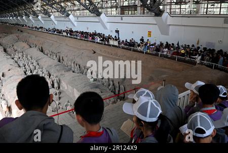 (230511) -- XI'AN, 11 maggio 2023 (Xinhua) -- la gente visita la buca n.1 del Museo del Mausoleo dell'Imperatore Qinshihuang a Xi'an, provincia Shaanxi della Cina nord-occidentale, 26 aprile 2023. XI'an, una città con oltre 3.100 anni di storia, è stata la capitale di 13 dinastie della storia cinese. E' anche la casa dei guerrieri di terracotta di fama mondiale. Scoperto nel 1974 e dichiarato patrimonio mondiale dall'UNESCO nel 1987, l'esercito dei Guerrieri di terracotta fu costruito dall'Imperatore Qinshihuang della Dinastia Qin (221 a.C.-207 a.C.), che unificò la Cina per la prima volta. Il Mausoleo dell'Imperatore Qinshihuang si siede Foto Stock