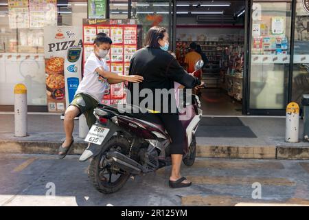 SAMUT PRAKAN, THAILANDIA, 29 2023 GENNAIO, il ragazzo e l'uomo sono venuti al negozio in moto Foto Stock