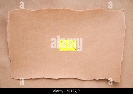 Crea cartolina con icona gialla e-mail, stile carta d'arte. Biglietto d'auguri, lettera, mockup invito su sfondo di carta grunge. Piatto, vista dall'alto, COP Foto Stock