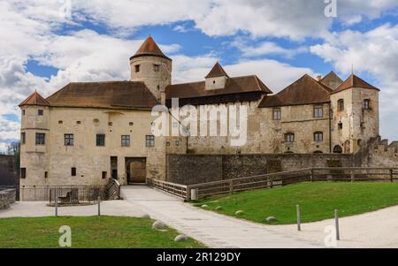 Burghausen Castello a Burghausen, Altötting distretto dell'alta Baviera in Germania. Castello gotico medievale sopra la città. Il castello più lungo del mondo. Foto Stock