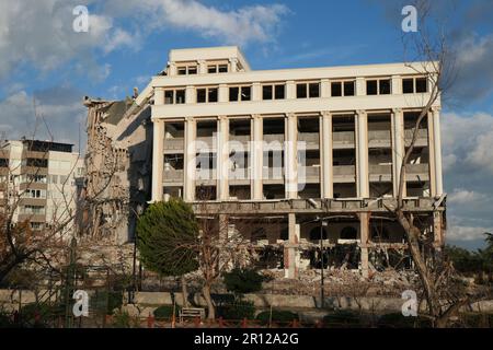 Edificio parzialmente demolito nella luce della prima sera Foto Stock