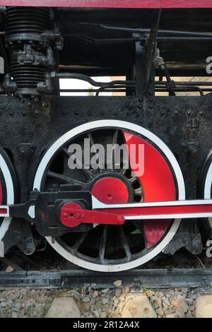 Una delle ruote del treno a vapore Foto Stock