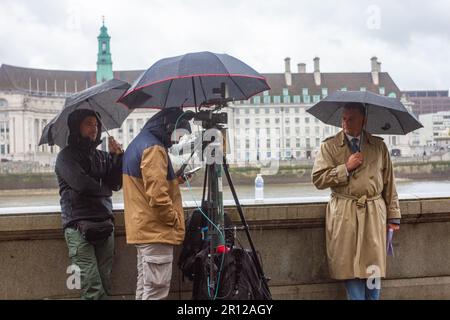 Londra, Westminster, Gran Bretagna. 06/5/2023. La troupe televisiva e il reporter si preparano a riferire dal vivo il giorno dell'incoronazione. Helen Cowles / Alamy. Foto Stock