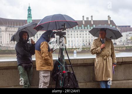 Londra, Westminster, Gran Bretagna. 06/5/2023. La troupe televisiva e il reporter si preparano a riferire dal vivo il giorno dell'incoronazione. Helen Cowles / Alamy. Foto Stock