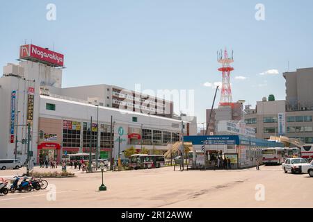 Hokkaido, Giappone - 27 aprile 2023 : fermata dell'autobus per Sapporo e il centro commerciale Don Quijote di fronte alla stazione ferroviaria di Otaru Foto Stock