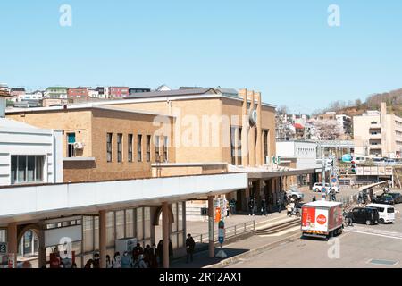 Hokkaido, Giappone - 27 aprile 2023: Stazione ferroviaria di Otaru Foto Stock