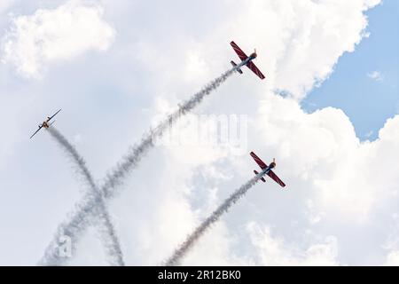 KUBINKA, REGIONE DI MOSCA, RUSSIA - 12 MAGGIO 2020: Battaglia aerea di tre aerei della guerra mondiale 2 nel cielo. Foto Stock