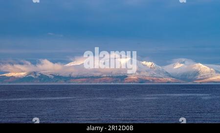 Le Arran Mountains in Scotlands West Coast con una buona spolverata di neve in una giornata amaramente fredda nel mese di dicembre Foto Stock