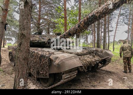 STATI UNITI. 10th maggio, 2023. Catturato T-72 dalle forze russe e appartiene a 92nd carri armati brigata come si prepara per il fronte in una posizione non divulgata vicino al villaggio di Kivsharivka della regione di Kharkiv in Ucraina il 10 maggio 2023. Brigade sta usando principalmente il vecchio carro armato T-64 fatto sovietico tuttavia hanno ed usato catturato dai russi il carro armato più moderno T-72. Comandante di un'unità cisterna di nome Basilio dalla città di Ivano-Frankivsk è volontario per difendere il suo paese. (Foto di Lev Radin/Sipa USA) Credit: Sipa USA/Alamy Live News Foto Stock