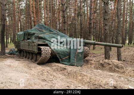 STATI UNITI. 10th maggio, 2023. 92nd brigata serbatoio si sta preparando per il fronte in posizione non divulgata vicino al villaggio di Kivsharivka della regione di Kharkiv in Ucraina il 10 maggio 2023. Brigade sta usando principalmente il vecchio carro armato T-64 fatto sovietico tuttavia hanno ed usato catturato dai russi il carro armato più moderno T-72. (Foto di Lev Radin/Sipa USA) Credit: Sipa USA/Alamy Live News Foto Stock