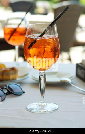 Un bicchiere di Aperol Spritz in un bar in Italia Foto stock - Alamy