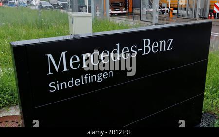 Sindelfingen, Germania. 11th maggio, 2023. Davanti al cancello 5 dell'impianto c'è un cartello con l'iscrizione "Mercedes-Benz Sindelfingen". Al mattino, una persona è stata uccisa e una gravemente ferita nei locali della fabbrica. Secondo una portavoce della polizia, tuttavia, non vi era alcun pericolo per la popolazione. Credit: Julian Rettig/dpa/Alamy Live News Foto Stock