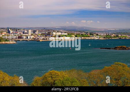 Dal Mount Edgcumbe Country Park, Cornwall, Inghilterra, Regno Unito, si affaccia sul fiume Tamar verso il lungomare di Plymouth e Drake's Island Foto Stock