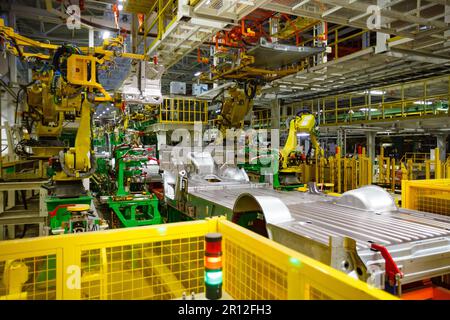 Nizhny Novgorod, Russia - 21 novembre 2020: Linea di saldatura automatica di cassoni per autocarri nello stabilimento di produzione di automobili GAZ Foto Stock