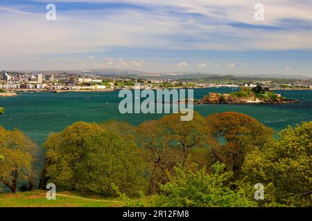 Dal Mount Edgcumbe Country Park, Cornwall, Inghilterra, Regno Unito, si affaccia sul fiume Tamar verso il lungomare di Plymouth e Drake's Island Foto Stock