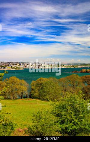 Dal Mount Edgcumbe Country Park, Cornwall, Inghilterra, Regno Unito, si affaccia sul fiume Tamar verso il lungomare di Plymouth e Drake's Island Foto Stock