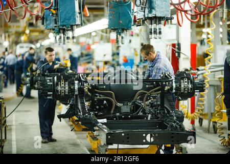 Nizhny Novgorod, Russia - 21 novembre 2020: Stabilimento di produzione auto DI GAZ. I lavoratori montano il telaio dell'autocarro Foto Stock