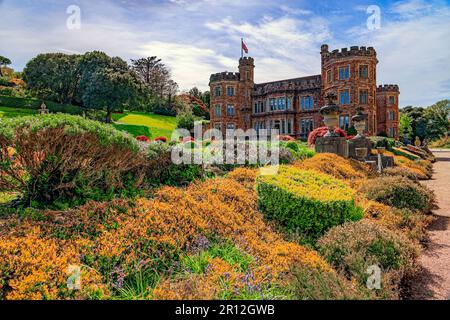 Il colorato giardino formale accanto alla ricostruita Mount Edgcumbe House nel Mount Edgcumbe Country Park, Cornovaglia, Inghilterra, Regno Unito Foto Stock