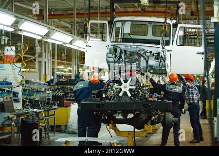 Nizhny Novgorod, Russia - 21 novembre 2020: Stabilimento di produzione auto DI GAZ. Collegamento della carrozzeria e del telaio dell'autocarro Foto Stock