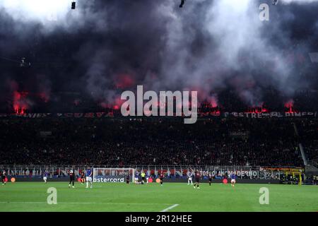 Milano, Italia. 10th maggio, 2023. I sostenitori dell'AC Milan sono visti durante la semifinale della UEFA Champions League tra l'AC Milan e il FC Internazionale allo Stadio Giuseppe Meazza il 10 maggio 2023 a Milano. Credit: Marco Canoniero/Alamy Live News Foto Stock