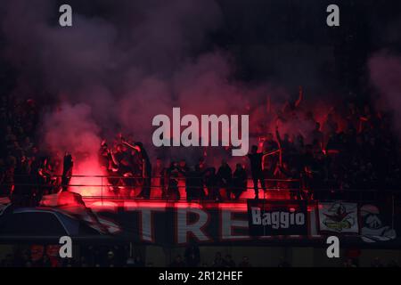 Milano, Italia. 10th maggio, 2023. I sostenitori dell'AC Milan sono visti durante la semifinale della UEFA Champions League tra l'AC Milan e il FC Internazionale allo Stadio Giuseppe Meazza il 10 maggio 2023 a Milano. Credit: Marco Canoniero/Alamy Live News Foto Stock