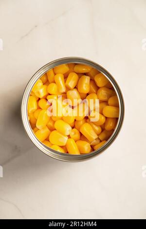 Granoturco dolce in scatola aperta, vista dall'alto. Foto Stock