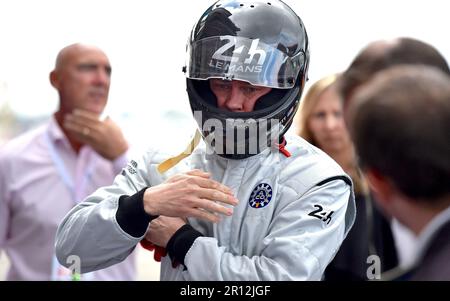 Foto del file datata 18 giugno 2016 dell'attore statunitense Brad Pitt all'inizio della gara di endurance 84th le Mans 24hours a le Mans, Francia. - Brad Pitt svolgerà il ruolo di guida nel prossimo film di Joseph Kosinski, direttore dell'ultima Top Gun Maverick. Alla fine della sua carriera, suonerà un pilota di Formula 1. È in questo contesto della ripresa di questo film che guideranno una monoposto di Formula 2 mascherata come F1 dalla Mercedes in occasione del prossimo Gran Premio di Formula 1 britannico, a Silverstone nel weekend del 9 luglio. Foto di Franck Castel/ABACAPRESS.COM Foto Stock