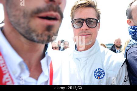 Foto del file datata 18 giugno 2016 dell'attore statunitense Brad Pitt all'inizio della gara di endurance 84th le Mans 24hours a le Mans, Francia. - Brad Pitt svolgerà il ruolo di guida nel prossimo film di Joseph Kosinski, direttore dell'ultima Top Gun Maverick. Alla fine della sua carriera, suonerà un pilota di Formula 1. È in questo contesto della ripresa di questo film che guideranno una monoposto di Formula 2 mascherata come F1 dalla Mercedes in occasione del prossimo Gran Premio di Formula 1 britannico, a Silverstone nel weekend del 9 luglio. Foto di Franck Castel/ABACAPRESS.COM Foto Stock