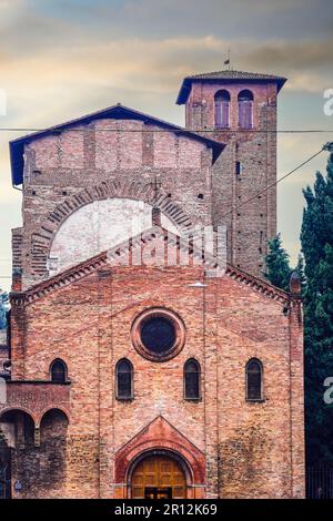 Bologna, Italia Basilica di Santo Stefano, chiamata anche sette Chiese - contro il cielo con le nuvole. Foto Stock