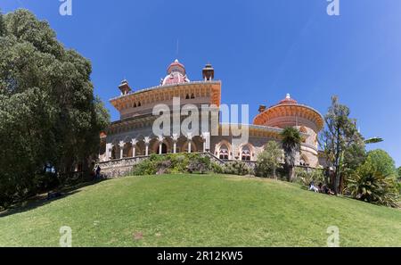 Isola di Madeira Portogallo - 04 25 2023: Vista panoramica esterna al Monserrate Palace, una sontuosa villa situata a Sintra, il tradizionale resort estivo Foto Stock