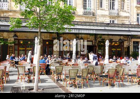 Persone che mangiano, bevono, all'aperto al le Café Francese, una brasserie tradizionale situata nel centro di Bordeaux, Francia. Foto Stock