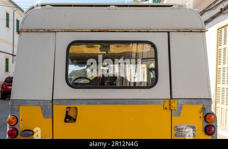 Portocolom, Spagna; aprile 23 2023: Land Rover Santana SUV giallo, parcheggiato nella città maiorchina di Portocolom, Spagna Foto Stock